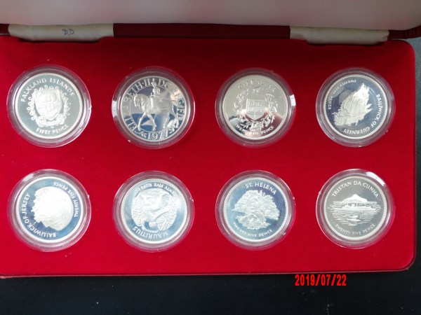 ELIZABETH II JUBILEE CROWN SET