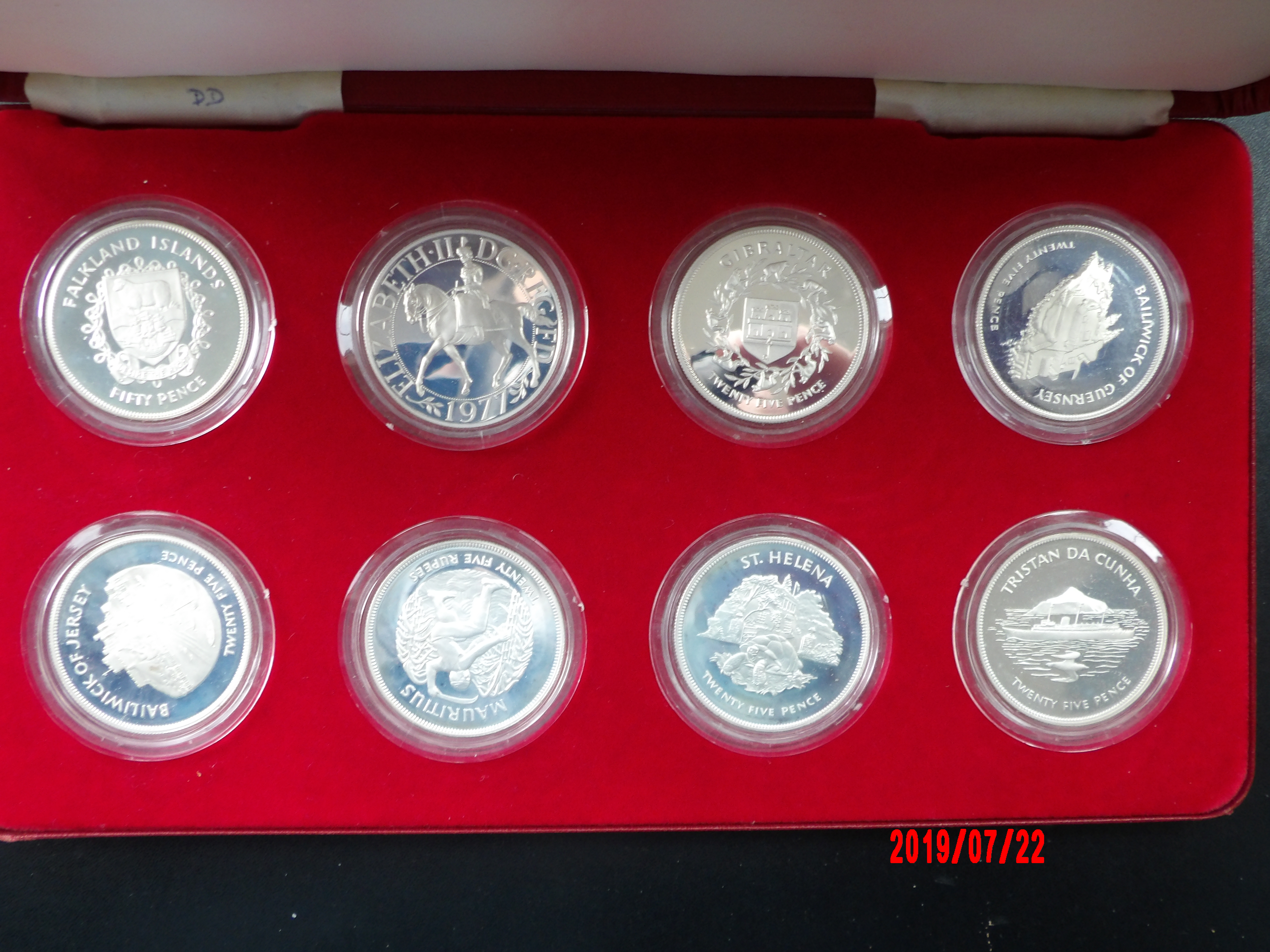 ELIZABETH II JUBILEE CROWN SET - Image 2